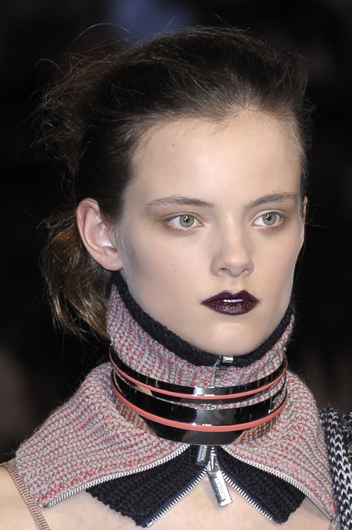 How to Get the Textured Knot Hairstyle Worn at Vera Wang NYFW Show