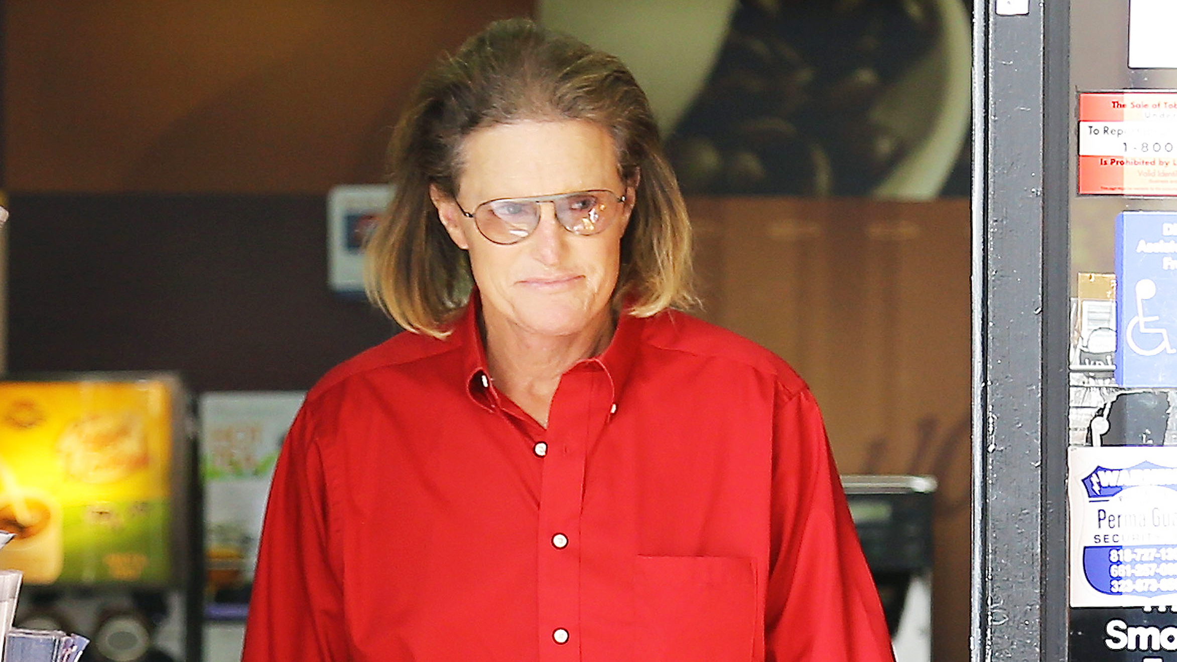 Exclusive... Bruce Jenner Stops For Smokes