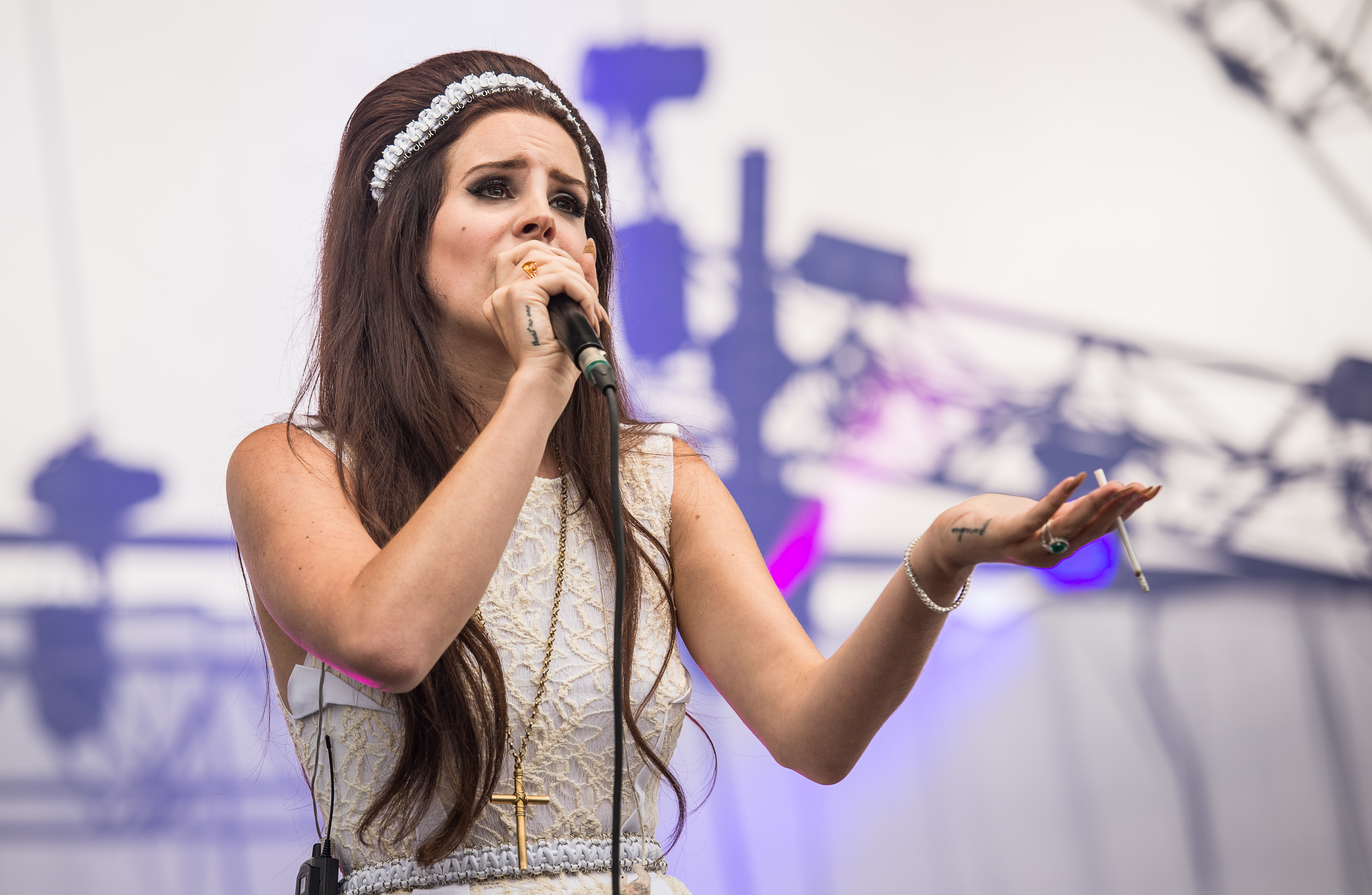 Lana Del Rey Performing