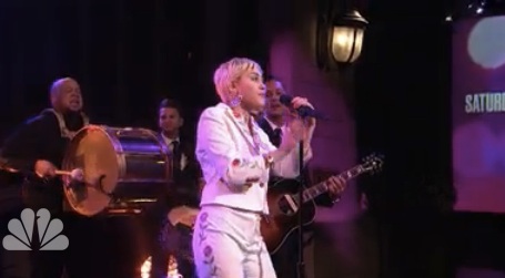 Watch Miley Cyrus Sing '50 Ways to Leave Your Lover' on 'SNL 40'
