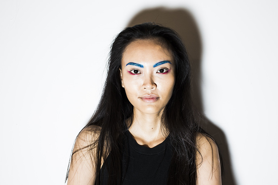 blue colored eyebrows at chromat
