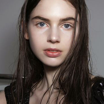 How to Make 5 Popular '90s Beauty Trends Look Totally Modern