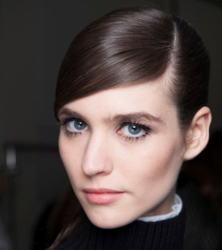 Get The Look: Emilia Clarke's Silver-Gray Smoky Eye