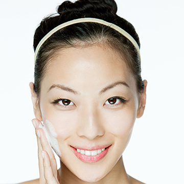 Suki Waterhouse's Beauty Trick With Baking Soda