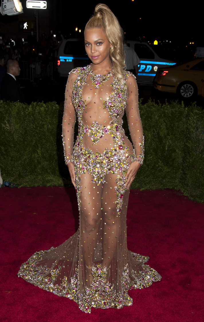 STYLECASTER | 43 Celebrity Met Gala Looks That Went Down in Fashion History