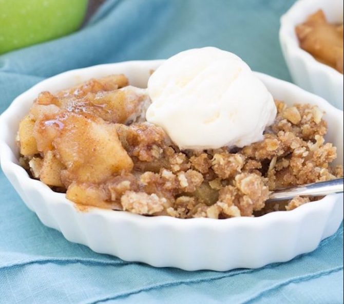 STYLECASTER | 11 Impressive Holiday Desserts You Can Make In a Slow Cooker | Slow Cooker Apple Crisp