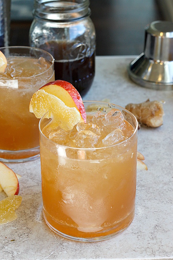 STYLECASTER | 17 Easy Ginger Cocktails for Anyone Who Loves Moscow Mules | Apple Ginger Smash