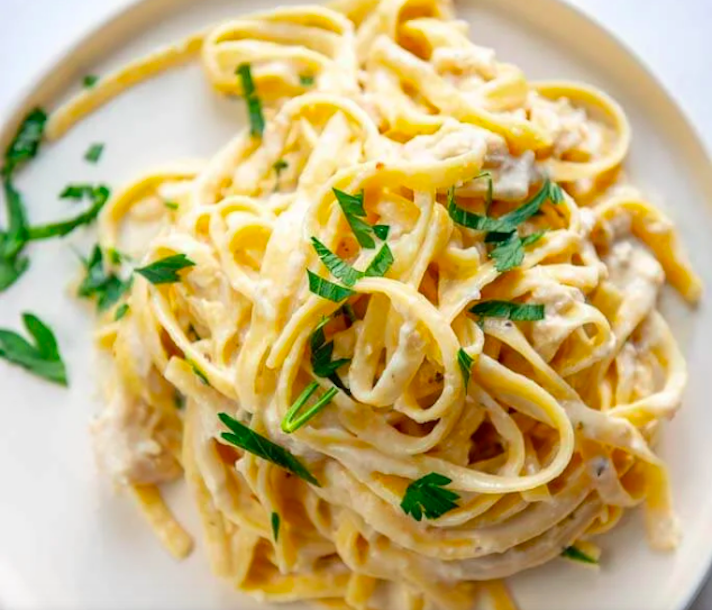 STYLECASTER | Slow-Cooker Pastas Are the Easiest Way to Indulge in a Lazy, Decadent Meal This Summer | Chicken Alfredo Pasta