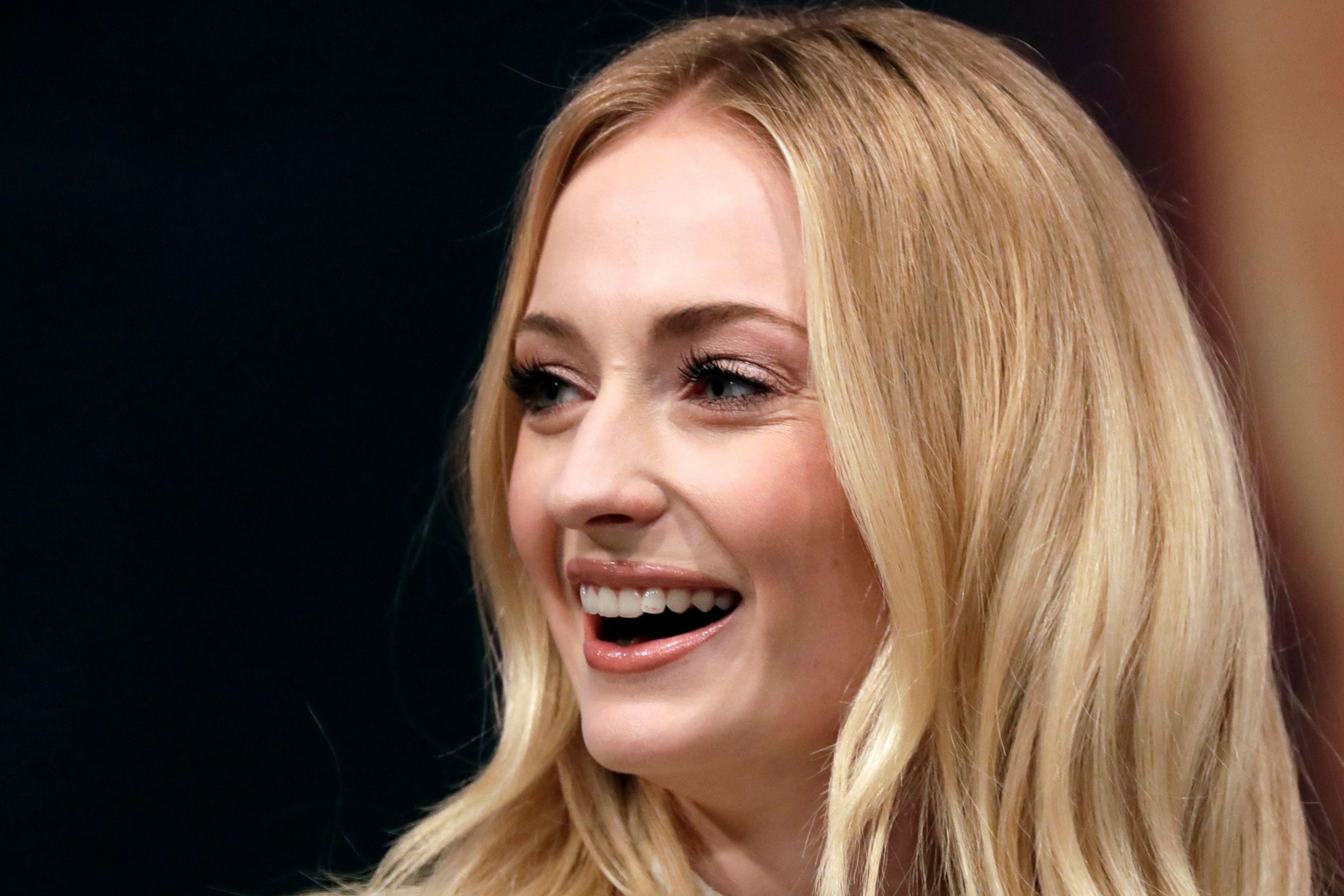 Sophie Turner & Maisie Williams Made Out On 'Game Of Thrones' For Fun