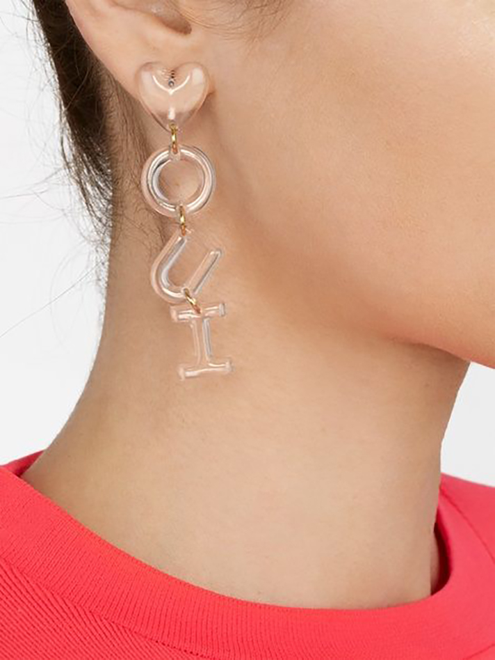 STYLECASTER | Word and Name Jewelry Is Having a Moment, Because Carrie Bradshaw Is a Forever Fashion Icon