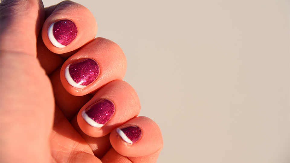 french-manicure-with-glitter