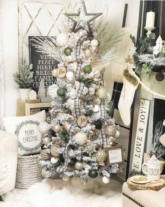 STYLECASTER | Christmas Tree Inspo