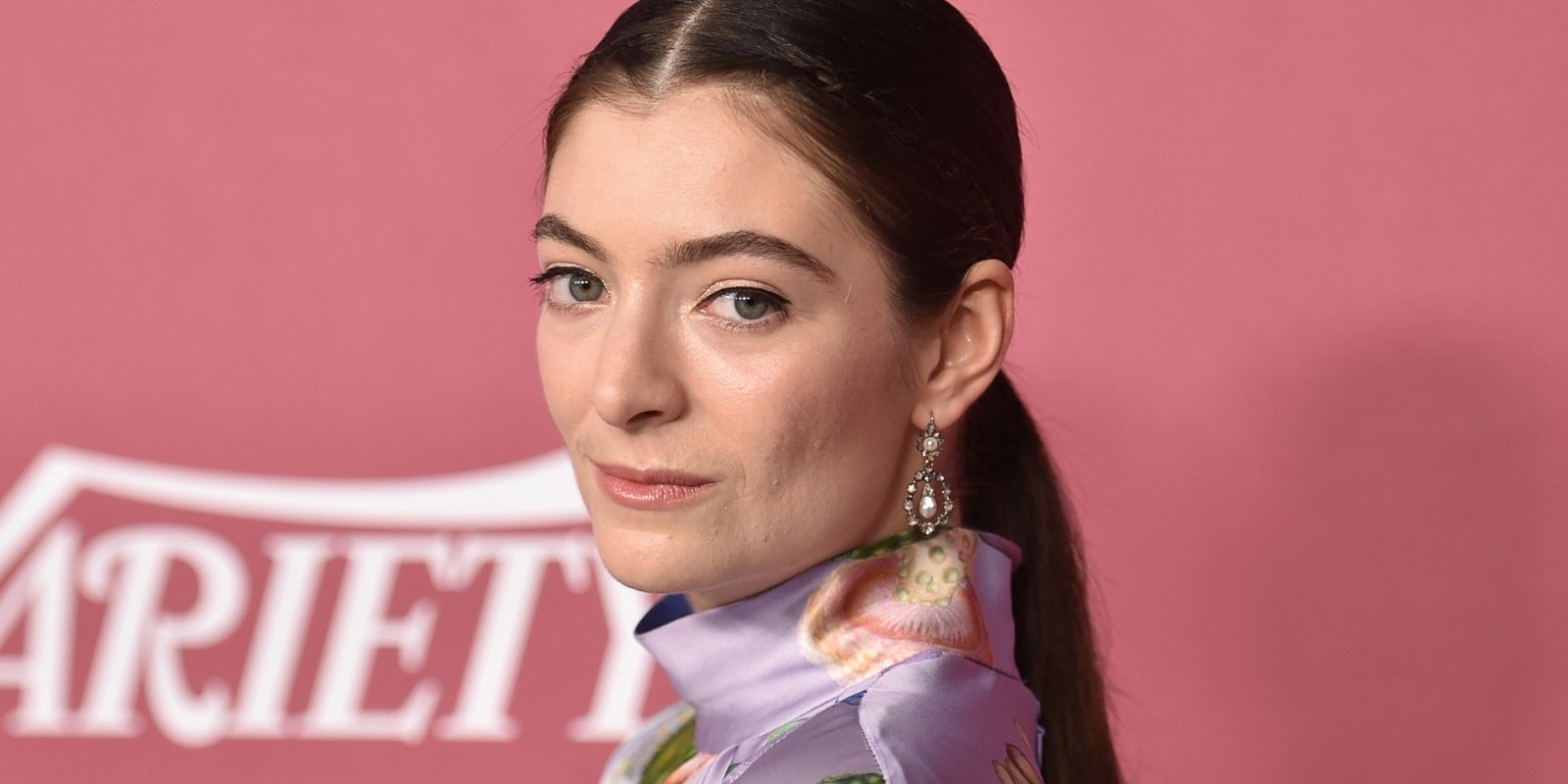 Lorde Wore Her Long Hair Like a Scarf on the Red Carpet