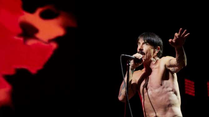 Red Hot Chili Peppers opening concert of their international tour
