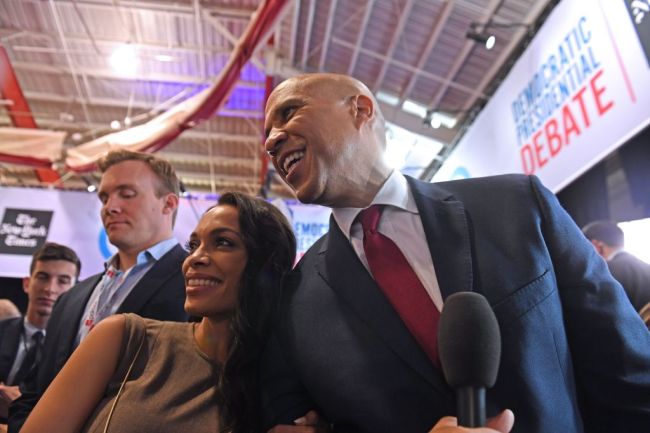 US actress Rosario Dawson (L) and boyfriend Democratic presidential hopeful New Jersey Senator Cory Booker.