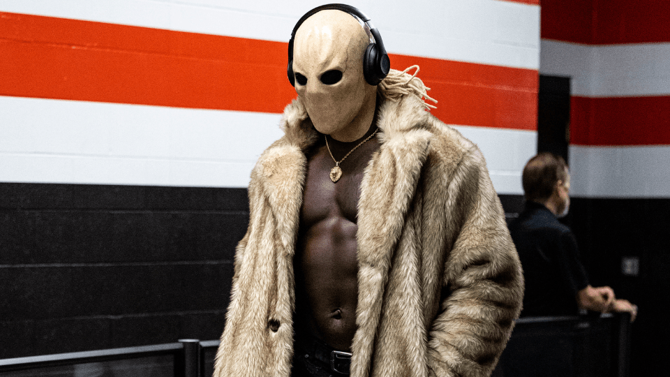 Cleveland Browns tight end David Njoku wears a mask as he arrives at the stadium to play the Baltimore Ravens