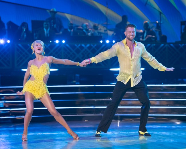 How much do Dancing With the Stars pros make per episode?