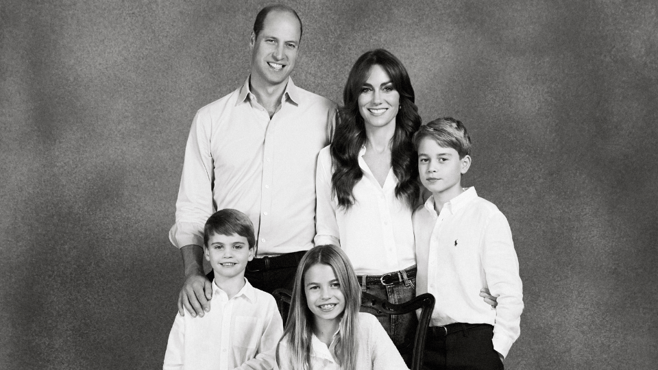 Prince Louis' Missing Finger Is Going Viral—See the Royal Xmas Card Photoshop Fail