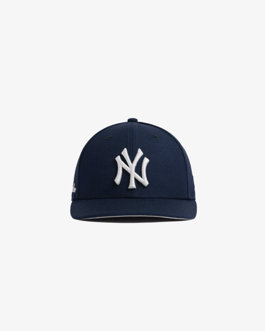 A navy Yankees hat