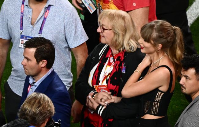 Taylor Swift & Donna Kelce's Super Bowl photo