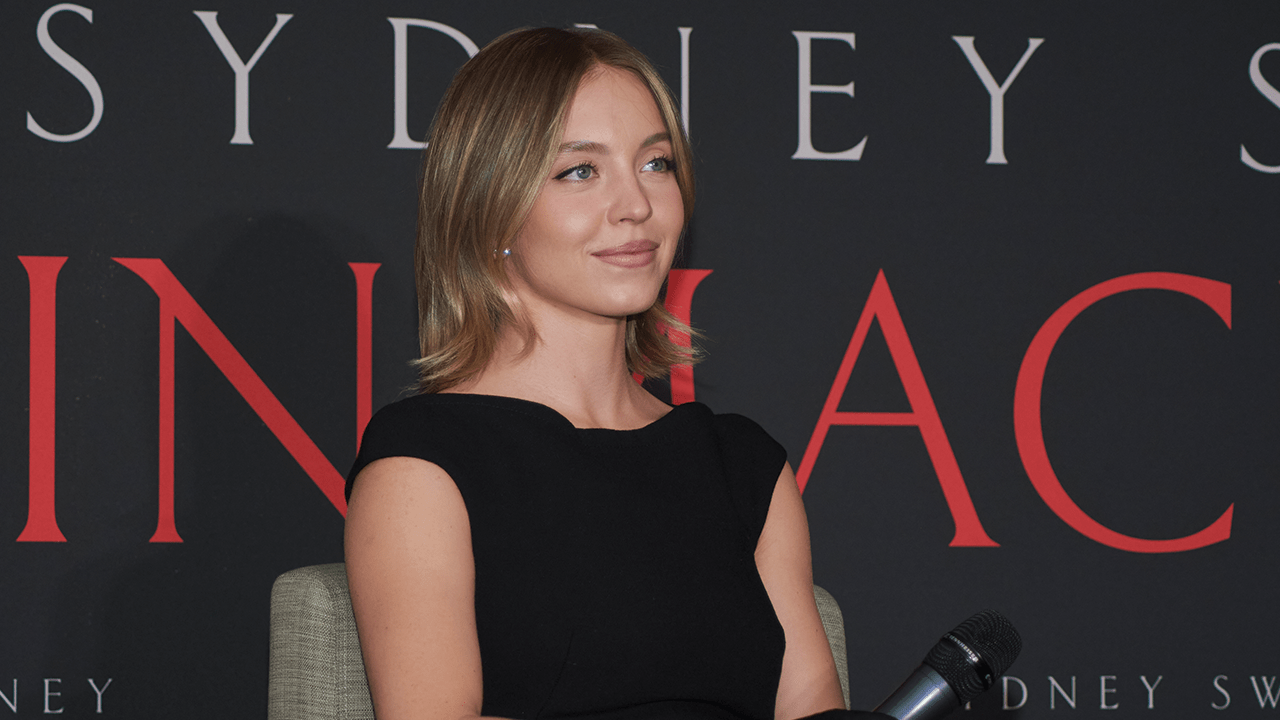 Sydney Sweeney with a shoulder-length blonde bob.
