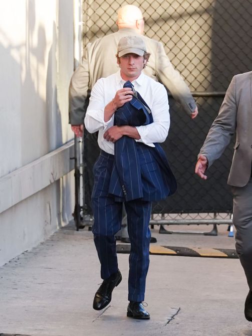 Jeremy Allen White, Jimmy Kimmel Live, suit, baseball hat.
