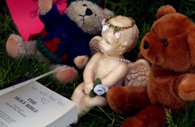 Teddy bears and other items left at a memorial to Laci Peterson and her unborn child, Connor, are shown April 19, 2003 in Modesto, California. A makeshift memorial outside the home where Scott and Laci peterson lived includes hundereds of flowers, candles and stuffed toys. Authorities have confirmed that a woman's body and fetus that washed ashore at Point Isabel in San Francisco Bay are the bodies of Laci Peterson and her unborn child, Connor. Scott Peterson, Laci Peterson's husband, has been arrested and charged with capital murder.