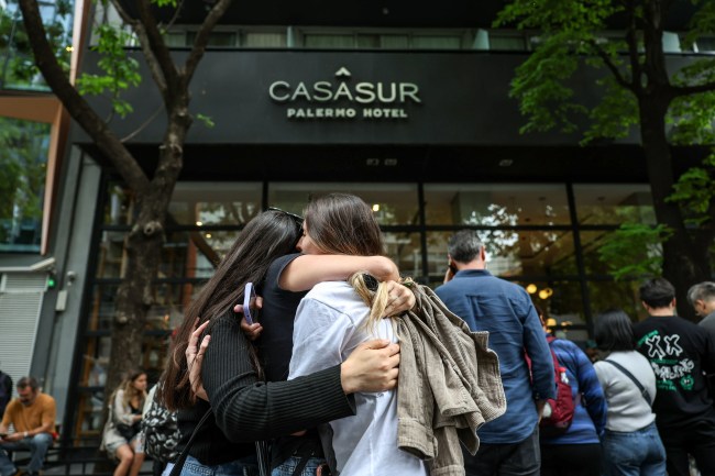 Buenos Aires: Fans mourn in front of the hotel where singer Liam Payne died. At the age of 31, the ex-One Direction Payne fell into the courtyard of the hotel.