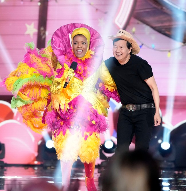THE MASKED SINGER: L-R: Yvette Nicole Brown and ken jeong in the “FOOTLOOSE NIGHT” episode of THE MASKED SINGER airing Wednesday, Oct. 2 (8:00-9:02 PM ET/PT) on FOX