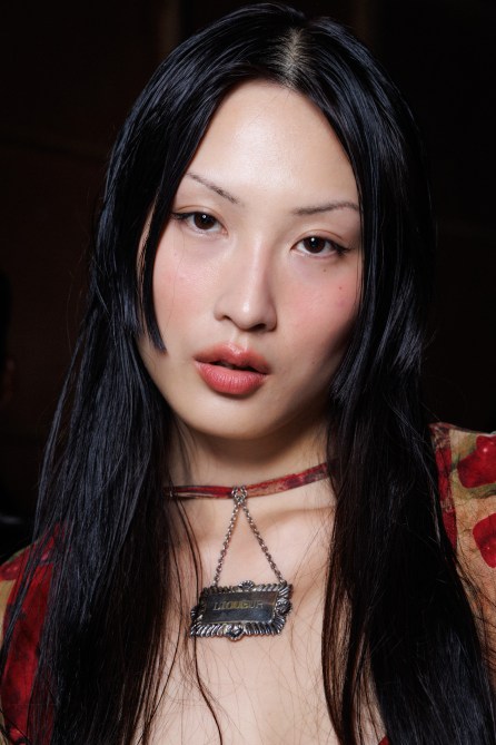 A model with thin '90s brows.