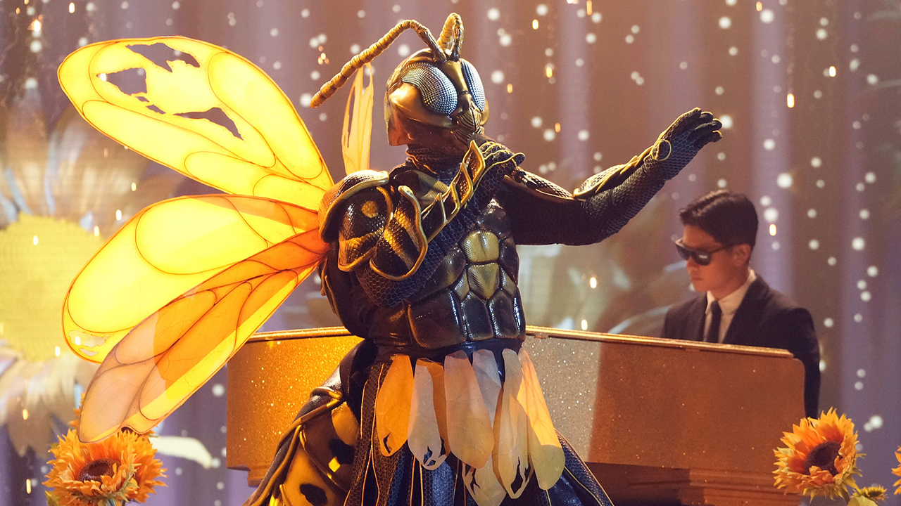 THE MASKED SINGER: Wasp in the “Season Finale: A champion is Crowned” episode of THE MASKED SINGER airing Wednesday, Dec.18 (8:00-9:02 PM ET/PT) on FOX.