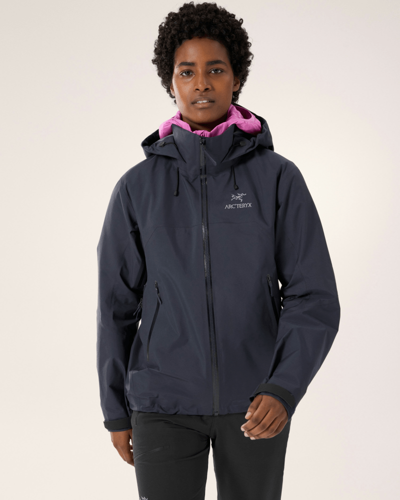 Arc'teryx Beta AR Jacket in black-blue colorway