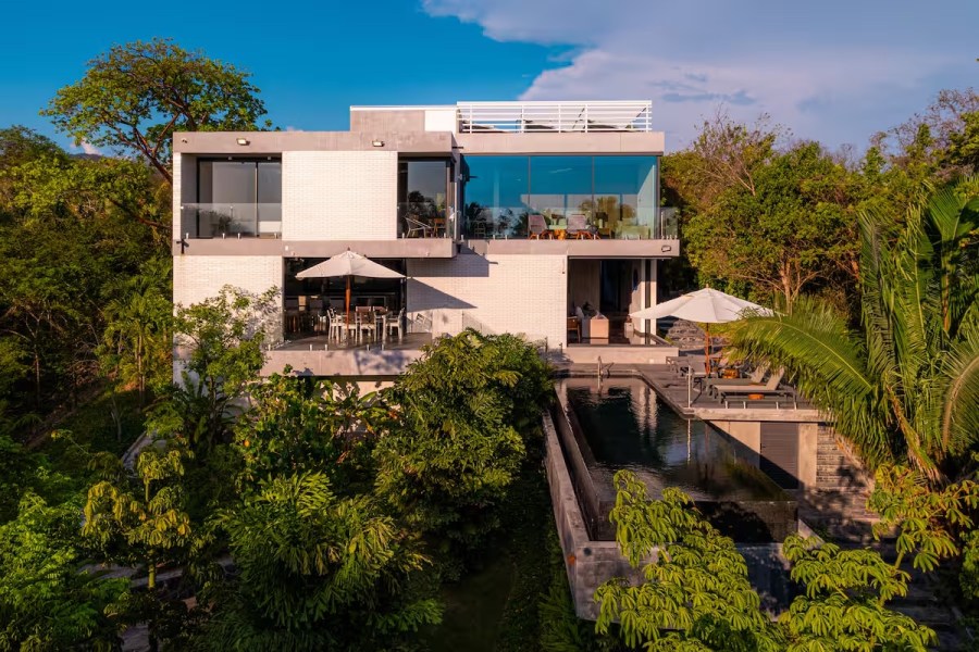 10 Best Airbnb Luxury Rentals to Book in 2025