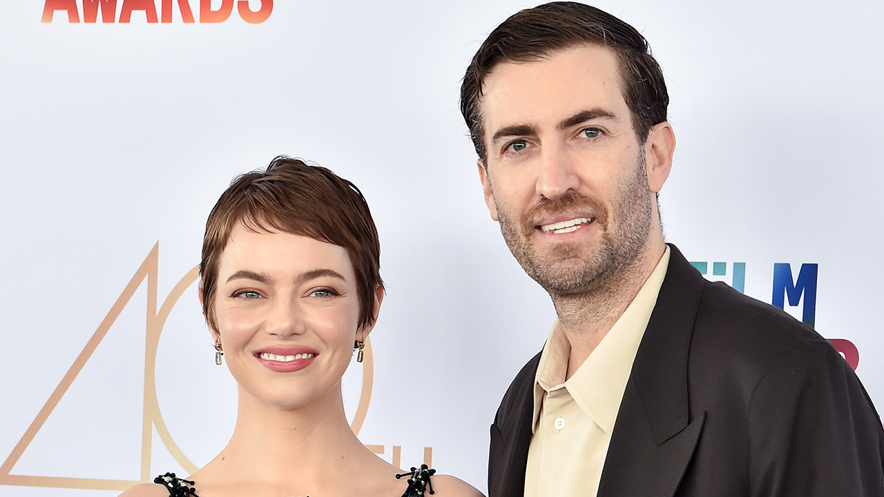 Emma Stone, Dave McCary at 2025 Film Independent Spirit Awards - Arrivals on February 22, 2025 in Santa Monica, California.