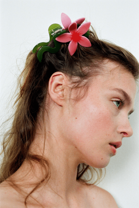 A model wearing the Zara Floral Hair Clip