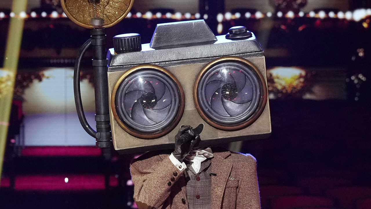 THE MASKED SINGER: Paparazzo in the THE MASKED SINGER episode “Merging of the Masks” airing Wednesday, April 16 (8:00-9:02 PM ET/PT) on FOX.