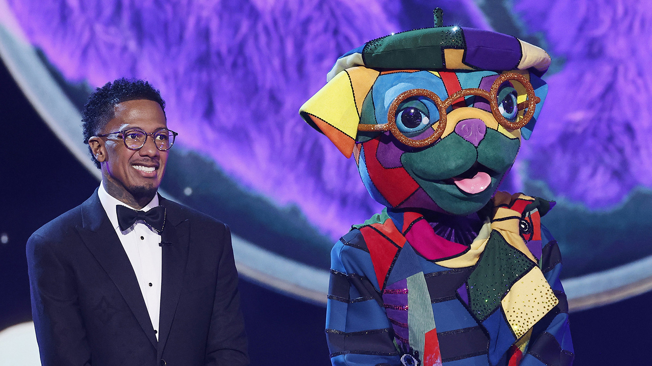 THE MASKED SINGER: L-R: Nick Cannon and Pugasso on the special two-hour Season 14 premiere of THE MASKED SINGER airing Wednesday, Jan. 7 (8:00-10 PM ET/PT) on FOX. ©2026 Fox Media LLC.