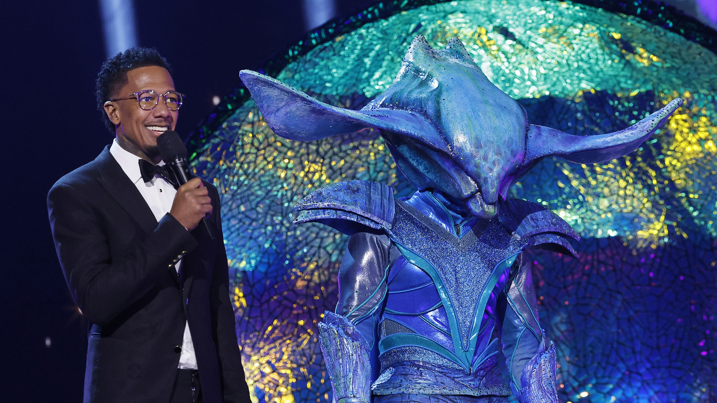 THE MASKED SINGER: L-R: Nick Cannon and Stingray on the special two-hour Season 14 premiere of THE MASKED SINGER airing Wednesday, Jan. 7 (8:00-10 PM ET/PT) on FOX. ©2026 Fox Media LLC.